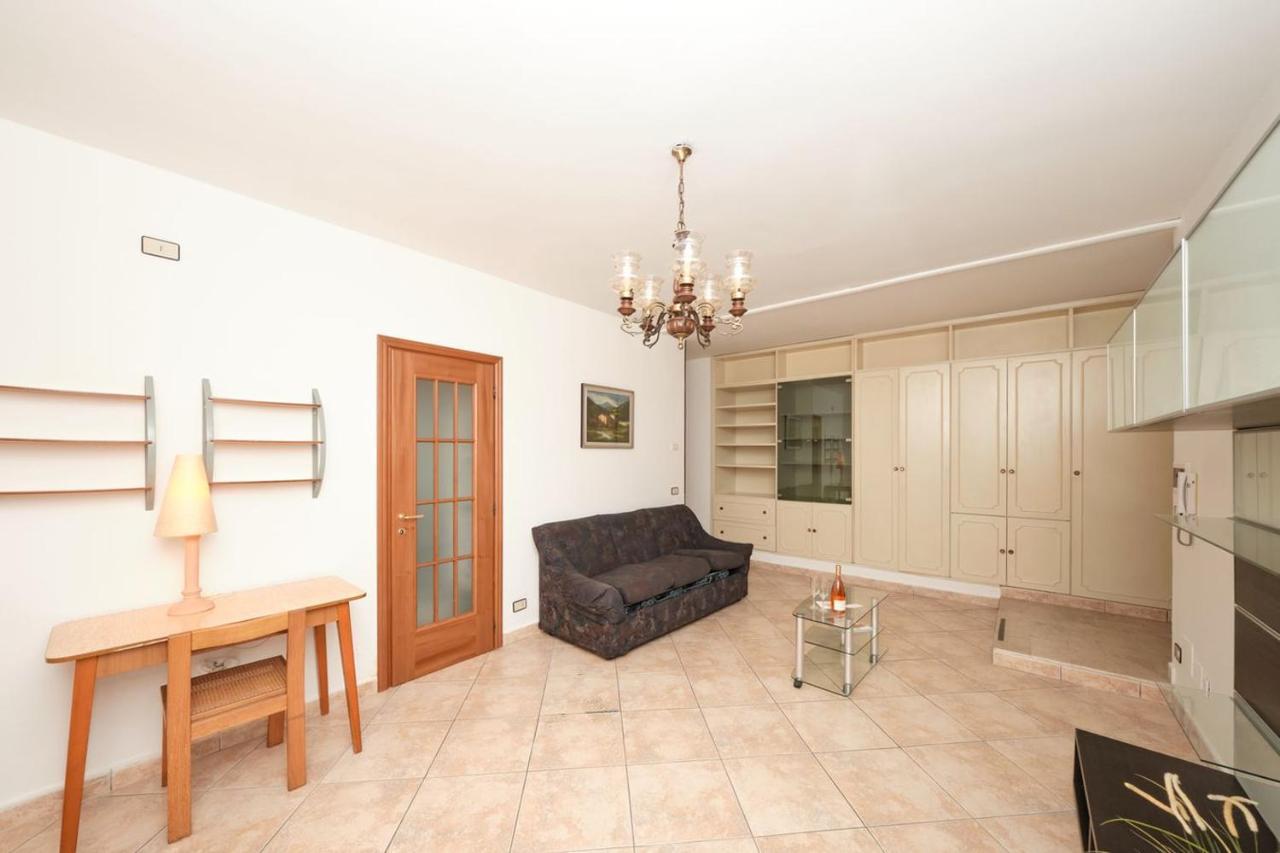 Appartamento Floriana เดเซนซาโนเดลการ์ดา ภายนอก รูปภาพ